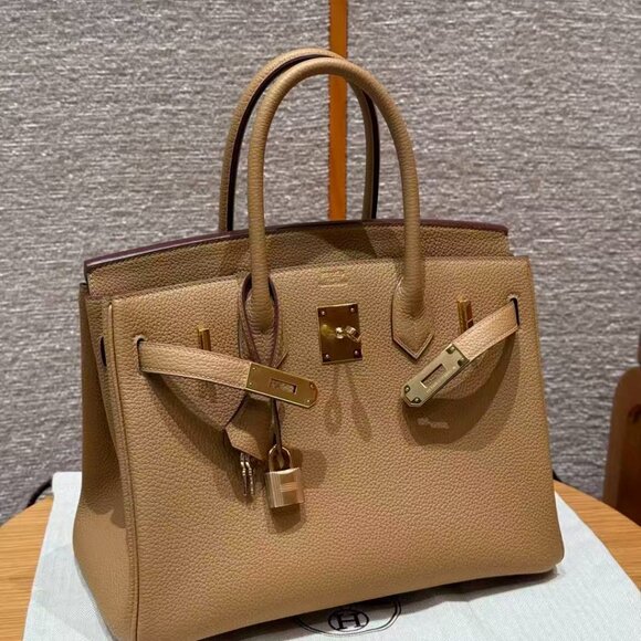Classic Hermes Bag: A Stylish and Versatile Choice for Elegance - Picture 3 of 6